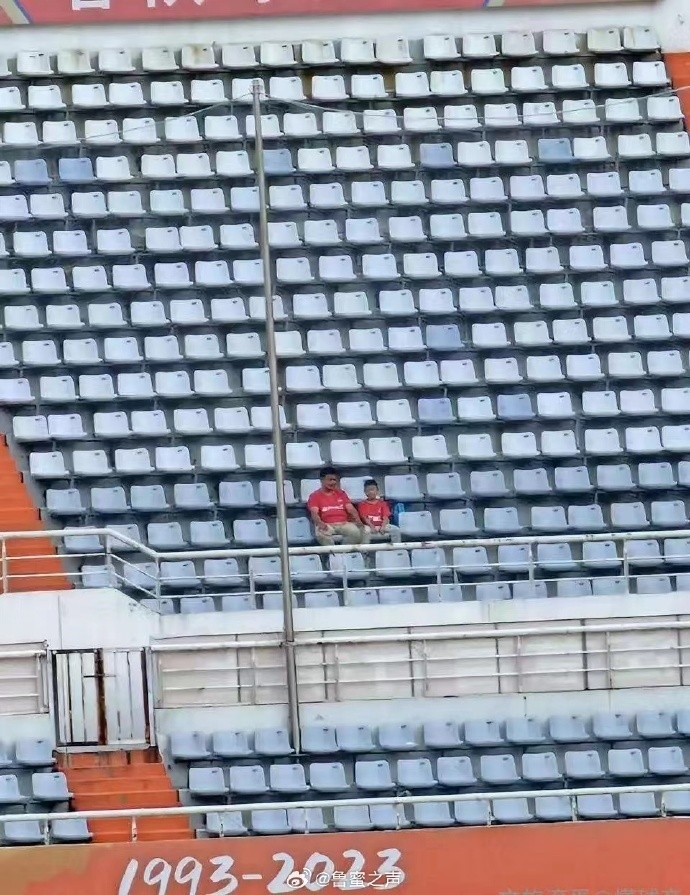 The best fans! Meizhou Hakka father and son two fans took a 27-hour train to Jinan Olympic Sports