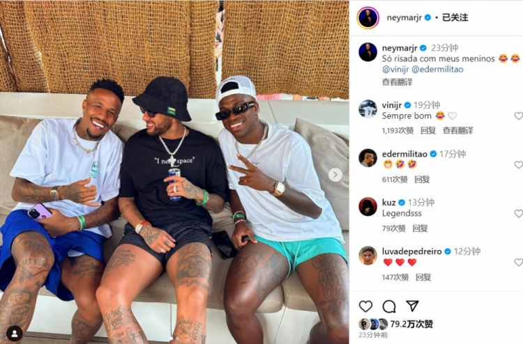 Neymar’s holiday photo with venius and militang: Just laughing with my good friends😂