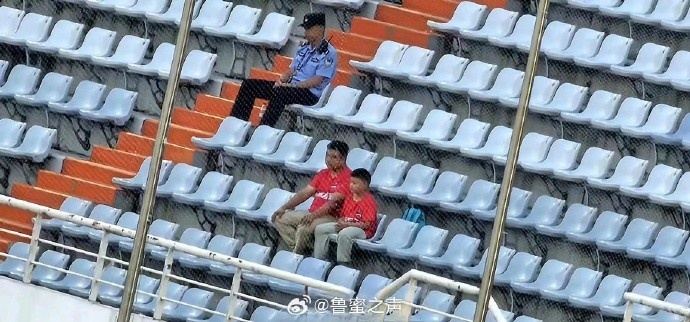 Accompany and stick! A pair of Meizhou fans, father and son, went on an expedition to Jinan to watch the game.