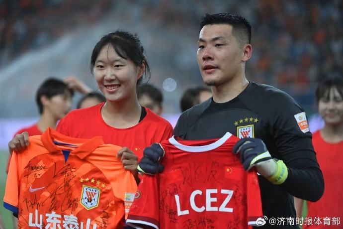 Dreams come true! Li Cheng No. 2 Middle School women’s football goalkeeper Guo Xiaoxiao and Wang Dalei exchange jerseys