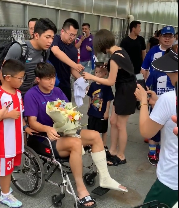 Jinmen Tiger returned to Tianjin fan station to warmly welcome, and tomorrow he will get the fans flowers and blessings in a wheelchair.