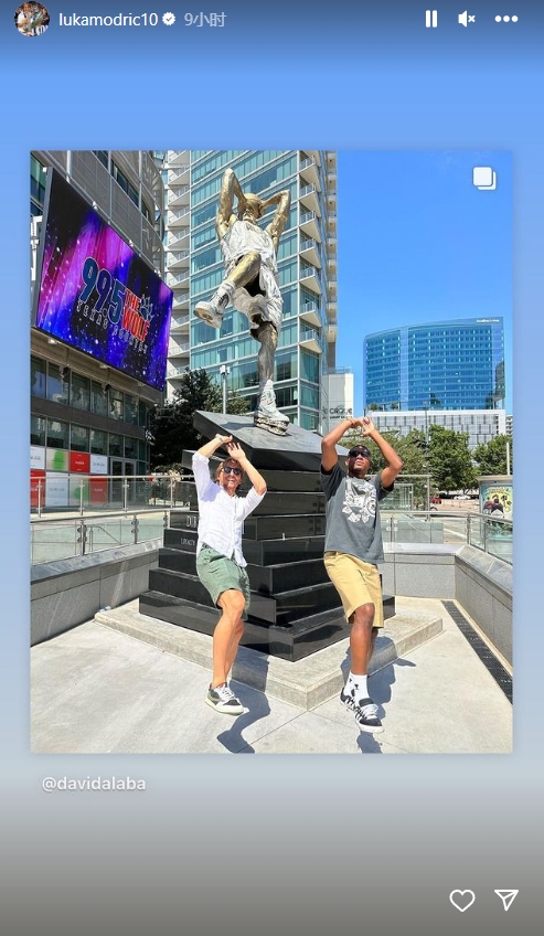 Salute the legend! Modrich and Alaba imitated GOLDEN ROOSTER independence in front of Nowitzki statue