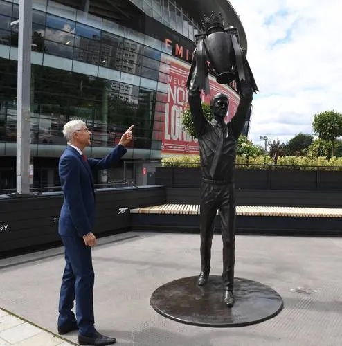 Returning to the Emirates Stadium to visit his statue, Wenger: feeling forever a part of Arsenal